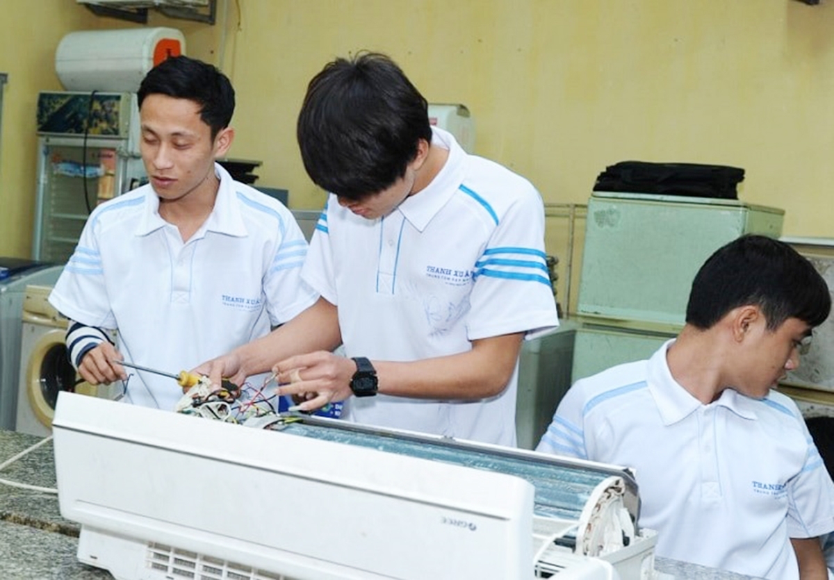 Kỹ sư, thợ điện lạnh lành nghề được các doanh nghiệp đón đầu tại các trường nghề với thu nhập cao.