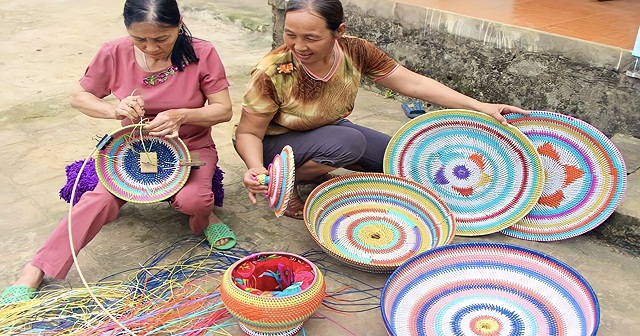 Nghề mây tre đan ở HTX Thành Thọ thu hút đông đảo chị em phụ nữ tham gia lúc nông nhàn.