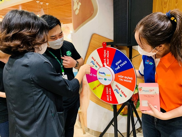 Khách hàng hào hứng tham gia hoạt động quay số may mắn trong ngày đầu khai trương Fresh&Chill