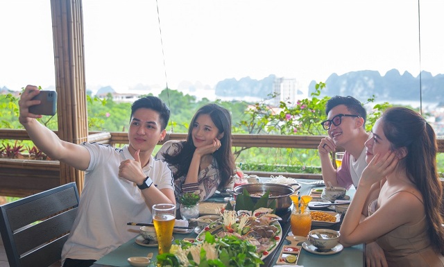 “Vùng xanh” Hạ Long là một trong những địa phương mở cửa du lịch sớm nhờ thành quả chống dịch tích cực. Ảnh: FLC Hạ Long