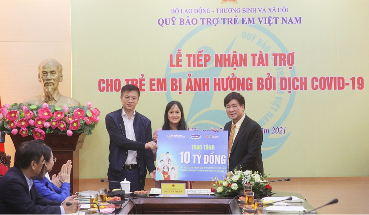 Đại diện Vinamilk (đứng giữa) và VTV Digital cùng trao bảng tượng trưng 10 tỷ đồng cho đại diện Quỹ Bảo trợ trẻ em Việt Nam