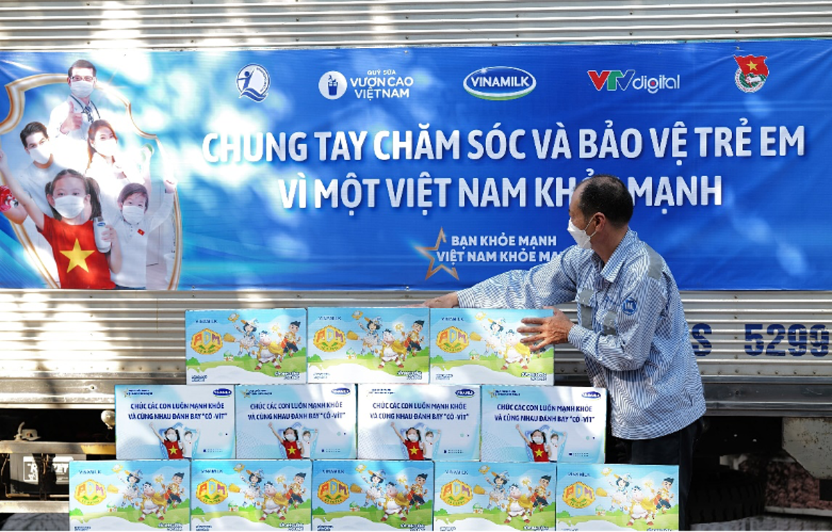Những hộp sữa vẫn đều đặn được Vinamilk trao đến với trẻ em ngay trong giai đoạn giãn cách xã hội, hay tại các khu vực cách ly, phong tỏa