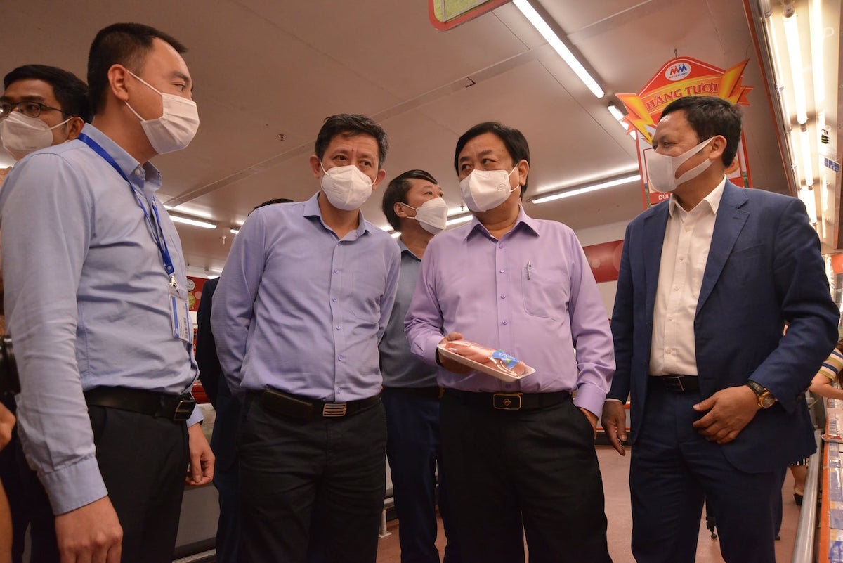 Bộ trưởng Bộ NN&PTNT Lê Minh Hoan khảo sát giá thịt lợn tại siêu thị.