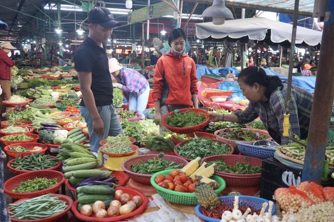 Chợ truyền thống vẫn là kênh mua sắm của nhiều người tiêu dùng và cũng là đầu ra phù hợp cho các HTX.