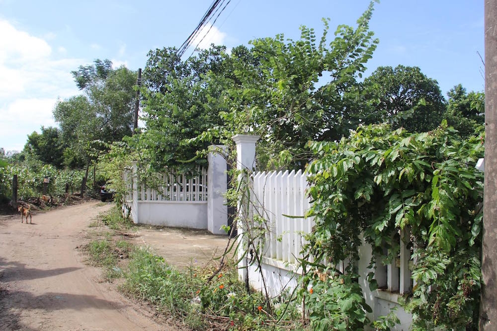 Nhiều nhà đầu tư không thoát được hàng cực chẳng đã xây trang trại và tiếp tục nuôi hy vọng về một khu du lịch mới giá đất sẽ tăng.