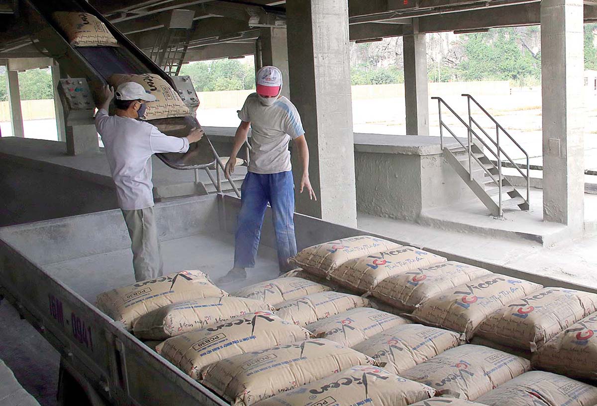 Theo nhận định của các doanh nghiệp, nhà thầu và các chuyên gia, xi măng tăng giá từ 50 nghìn đến hơn 100 nghìn/tấn bắt đầu từ ngày 25/10 sẽ tạo ra nguy cơ tăng giá thành xây dựng và giá nhà chung cư từ 10- 15%.