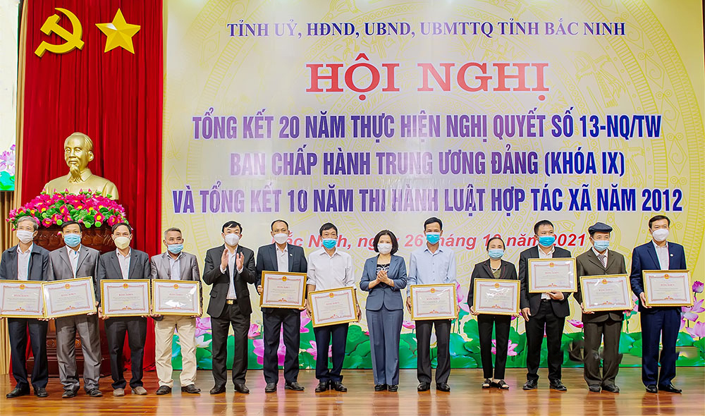 Chủ tịch UBND tỉnh Nguyễn Hương Giang cho rằng các tổ chức kinh tế tập thể, HTX cần từng bước thực hiện chuyển đổi số, đổi mới phương thức sản xuất, kinh doanh. Trong ảnh: Chủ tịch Nguyễn Hương Giang và lãnh đạo Ủy ban MTTQ tỉnh tặng Bằng khen cho các tập thể.