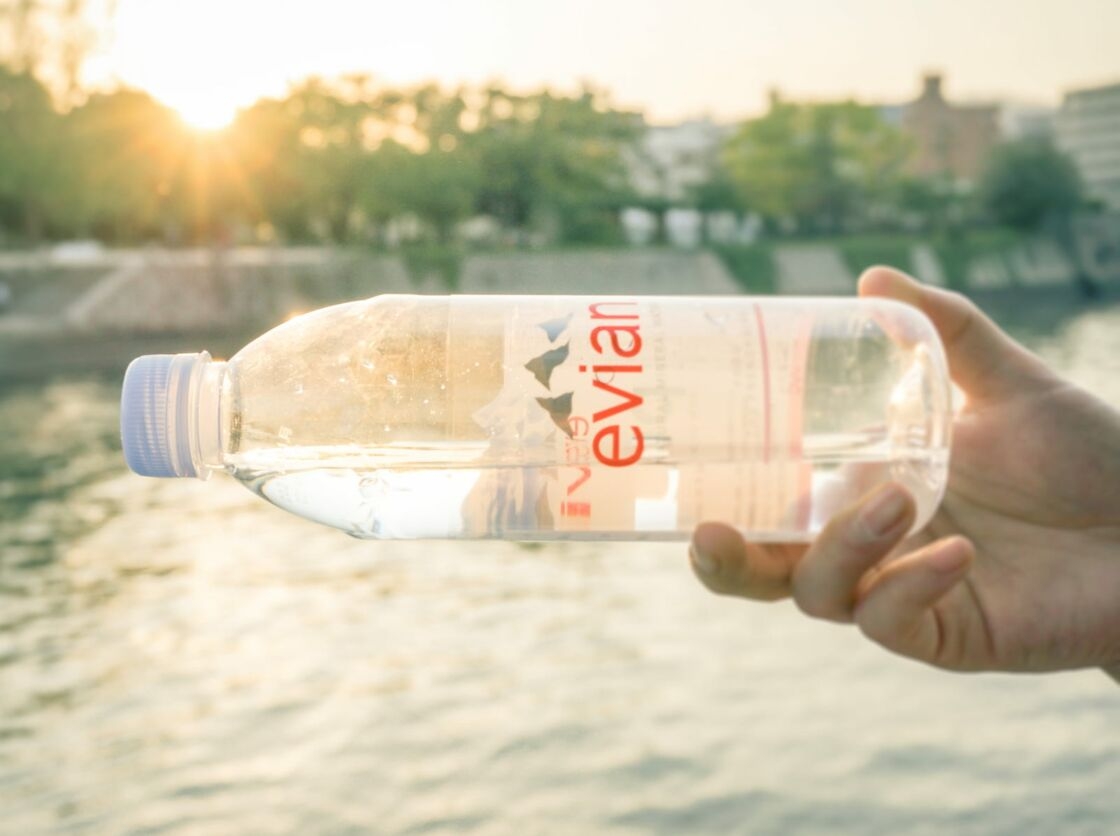 8. Danone - 3.223 chất thải nhựa ở 25 quốc gia Ngoài sữa chua, Danone còn bán nước đóng chai nhựa Evian.