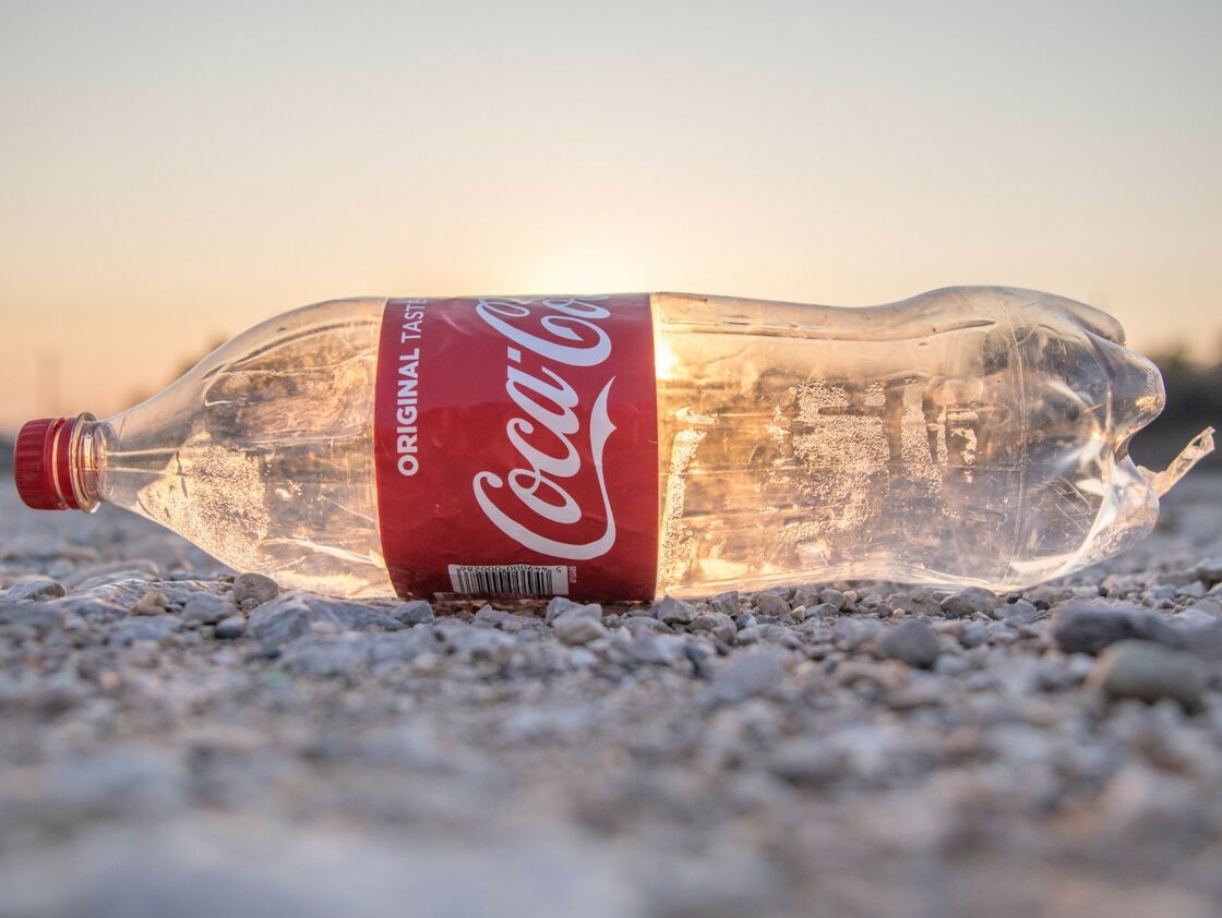 1. Coca-Cola - 19.826 chất thải nhựa ở 39 quốc gia Coca-Cola được xếp hạng đầu tiên trong số những công ty gây ô nhiễm lớn nhất, năm thứ tư liên tiếp.