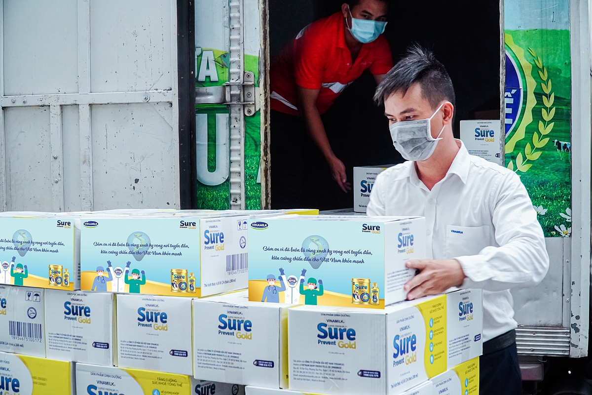 Các sản phẩm Sure Prevent Gold với những lời chúc “tuyến đầu khỏe mạnh” đã được các CB-CNV Vinamilk chuẩn bị cẩn thận để gửi đến các y bác sĩ tuyến đầu.