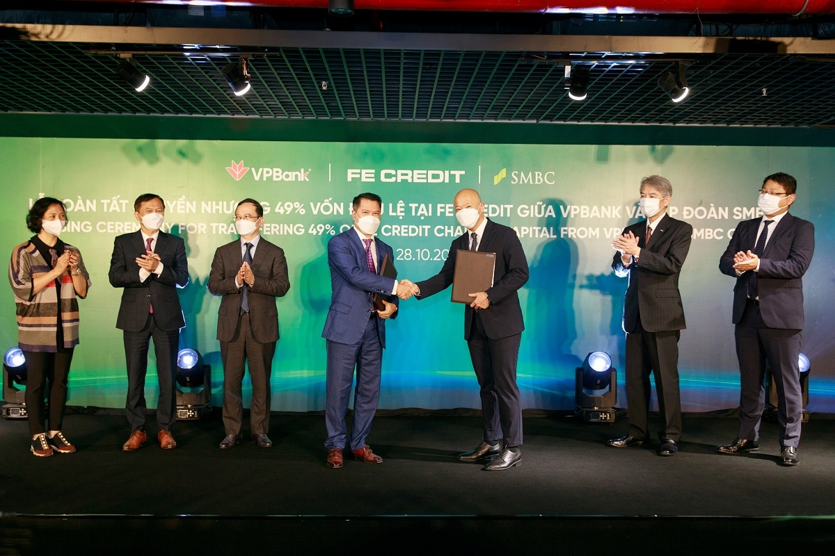 Đại diện VPBank và đại diện tập đoàn SMBC trao nhau chứng nhận hoàn tất giao dịch chuyển nhượng 49% vốn góp tại FE Credit
