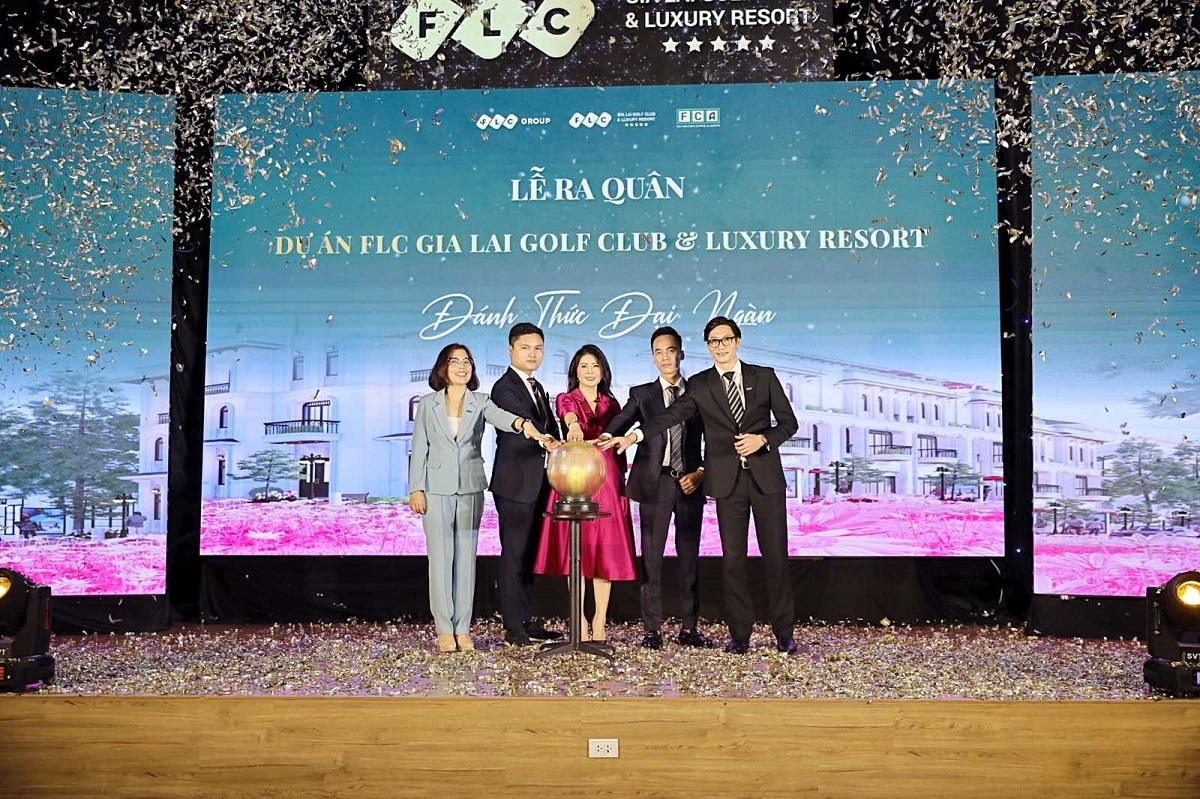 Bà Đặng Thị Lưu Vân - Phó Tổng giám đốc Tập đoàn FLC cùng các đối tác nhấn nút ra mắt dự án
