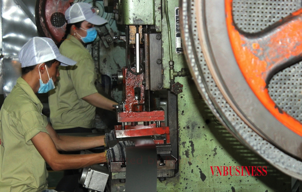 Trong “vòng xoáy” Covid-19, các DN vừa và nhỏ mơ về gói kích thích kinh tế “khủng” và “tiền tươi thóc thật” phải đến được tay DN với thủ tục thông thoáng hơn so với hiện tại.