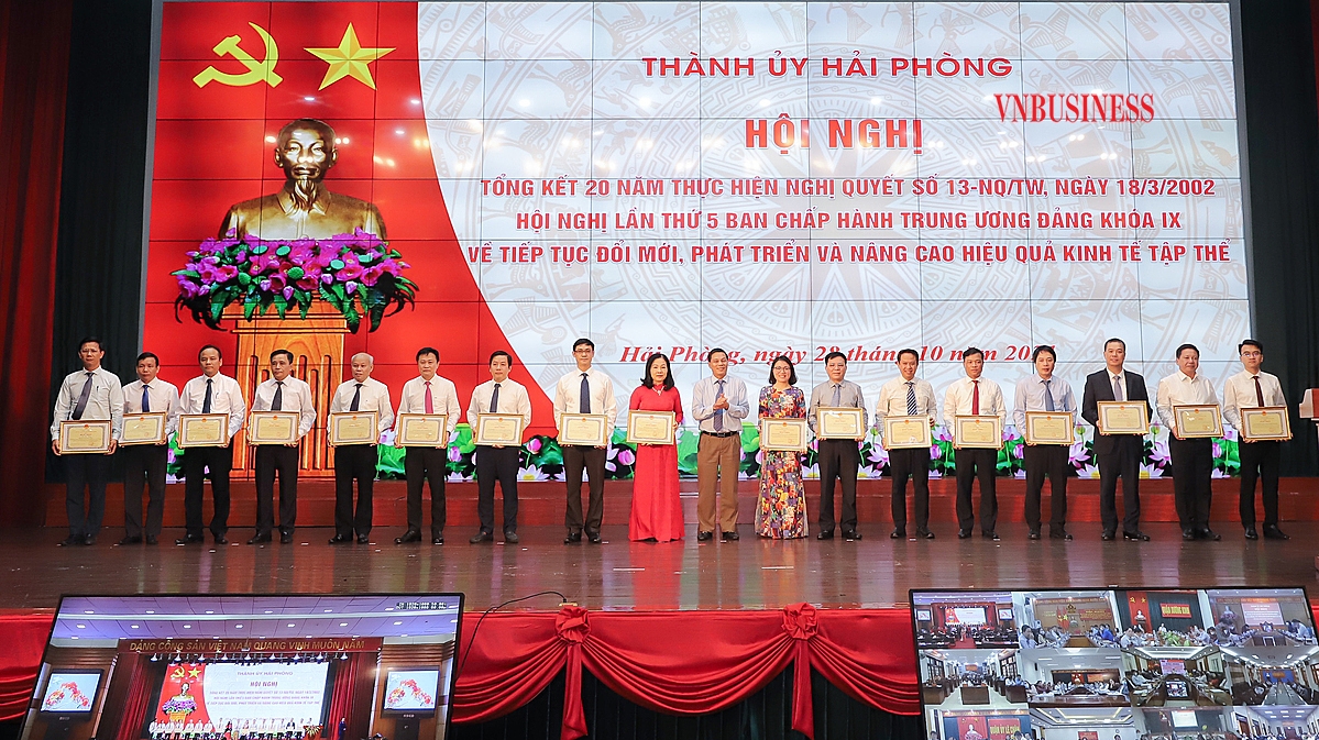 Các tập thể và cá nhân có thành tích xuất sắc trong công tác vinh dự nhận Bằng khen của Chủ tịch UBND TP Hải Phòng.