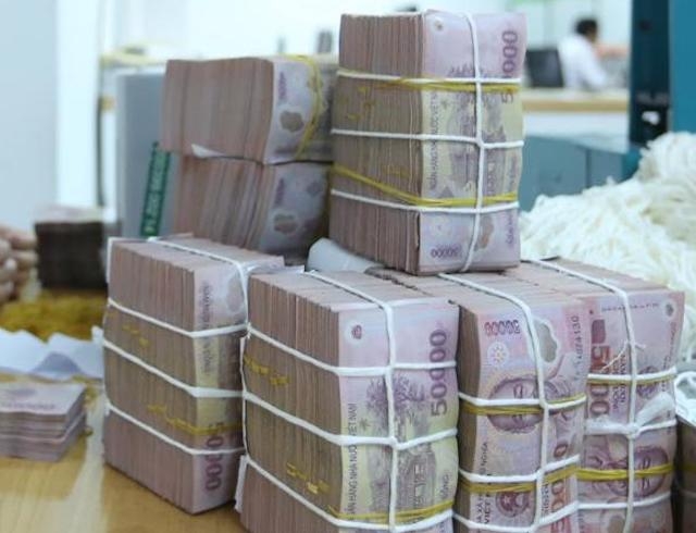 Trong bối cảnh ảnh hưởng của “bão” Covid-19 khiến đầu ra của tín dụng giảm, để tối ưu hóa lượng vốn dư thừa, các ngân hàng đã đổ tiền vào chứng khoán đầu tư.