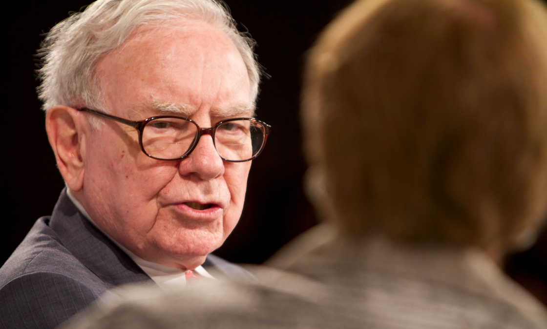 10. Warren Buffet (Hoa Kỳ) - 105 tỷ USD Là người gốc Nebraska, Warren Buffet làm giàu nhờ các khoản đầu tư vào thị trường chứng khoán từ những năm 1980. Hiện ở tuổi 91, ông vẫn giữ chức vụ Giám đốc điều hành của quỹ đầu tư Berkshire Hathaway mà ông là cổ đông chính.