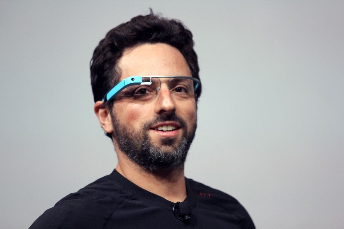 6. Sergey Brin (Hoa Kỳ) - 125 tỷ USD Sinh năm 1973 tại Moscow, Sergey Brin nhập quốc tịch Mỹ vào năm 1979. Ông là người đồng sáng lập Google cùng với Larry Page. Công cụ tìm kiếm được sử dụng nhiều nhất trên hành tinh hiện thuộc về công ty mẹ Alphabet, bao gồm YouTube, Gmail và Android. Công cụ tìm kiếm Google đạt doanh thu 182,5 tỷ USD vào năm 2020.