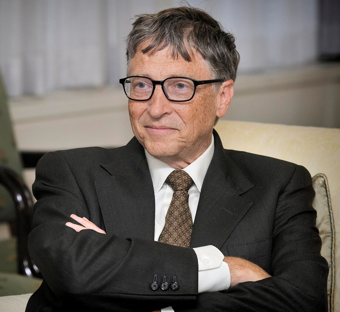 4. Bill Gates (Hoa Kỳ) - 135 tỷ USD Cùng với Paul Allen, Bill Gates đồng sáng lập hãng máy tính khổng lồ Microsoft vào năm 1975. Microsoft hiện là một trong những công ty có giá trị vốn hóa lớn nhất trên thị trường Phố Wall. Có trụ sở tại Redmond (Washington), công ty đạt doanh thu 143 tỷ USD vào năm 2020. Người sáng lập Microsoft cũng là một nhà từ thiện: ông đã chi 50 tỷ USD cho quỹ từ thiện mang tên mình.