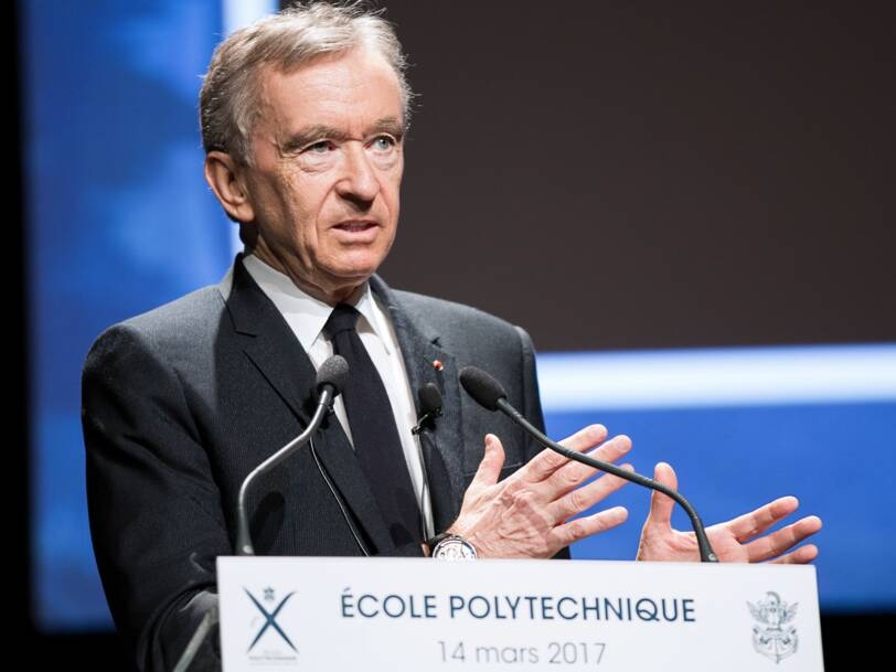 3. Bernard Arnault (Pháp) - 168 tỷ USD Bernard Arnault, 72 tuổi, là cổ đông chính kiêm CEO của tập đoàn xa xỉ hàng đầu thế giới: LVMH. Tập đoàn này là chủ sở hữu của các thương hiệu Louis Vuitton, Dior, Tiffany & Co., Bulgari và Givenchy. Tập đoàn cũng có tiếng nói đối với các hãng truyền thông thông qua nhóm báo chí Les Échos và Le Parisien. Được định giá 393 tỷ USD, LVMH đạt doanh thu 51,5 tỷ USD vào năm 2020. Cho đến nay, Bernard Arnault vẫn là người giàu nhất nước Pháp.