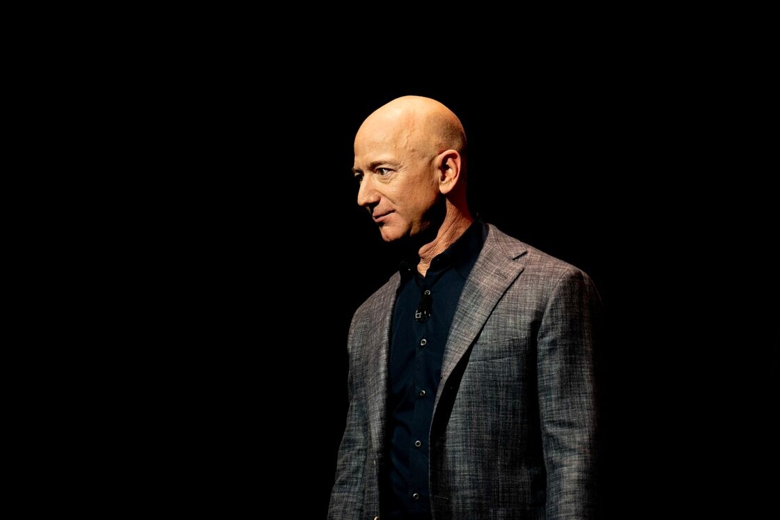 2. Jeff Bezos (Hoa Kỳ) - 199 tỷ USD Những gì Jeff Bezos thành lập ban đầu chỉ như một hiệu sách trực tuyến nhỏ vào năm 1994, được đặt theo tên con sông lớn nhất hành tinh, nay đã trở thành một trong những tài sản kếch xù của thời đại Internet. Hiện nay, 1,5 triệu người trên khắp thế giới sử dụng Amazon và đang chứng kiến ​​doanh số bùng nổ do ảnh hưởng của đại dịch. Được thúc đẩy bởi doanh số bán hàng trực tuyến và Amazon Web Services, chi nhánh dành riêng cho điện toán đám mây, công ty đã đạt được doanh thu 386 tỷ USD vào năm 2020. Con số này cao hơn 100 tỷ so với năm 2019. Jeff Bezos cũng đã tham gia vào cuộc đua khám phá không gian thông qua công ty Blue Origin của mình - trong cuộc đối đầu cởi mở với đối thủ đã cướp đi vị trí người giàu nhất thế giới của ông.