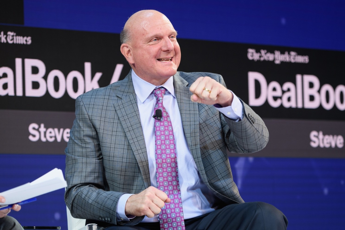 8. Steve Ballmer (Hoa Kỳ) - 116 tỷ USD Sau khi gặp Bill Gates tại Harvard, Steve Ballmer đã gia nhập Microsoft vào năm 1980. Ông đã ở đó 33 năm, trong đó có 14 năm làm Giám đốc điều hành. Ông đã bàn giao cho Satya Nadella vào năm 2014, trước khi trở thành chủ sở hữu thương hiệu bóng rổ Los Angeles Clippers với giá 2 tỷ USD. Steve Ballmer hiện đã 65 tuổi.