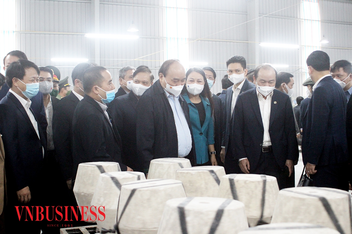 Chủ tịch nước Nguyễn Xuân Phúc thăm, làm việc cùng HTX Gốm sứ Bồ Bát, tỉnh Ninh Bình.