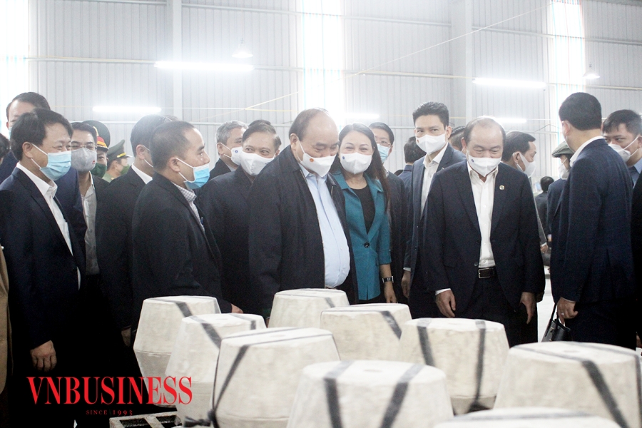 Chủ tịch nước Nguyễn Xuân Phúc thăm, làm việc cùng HTX Gốm sứ Bồ Bát, tỉnh Ninh Bình.