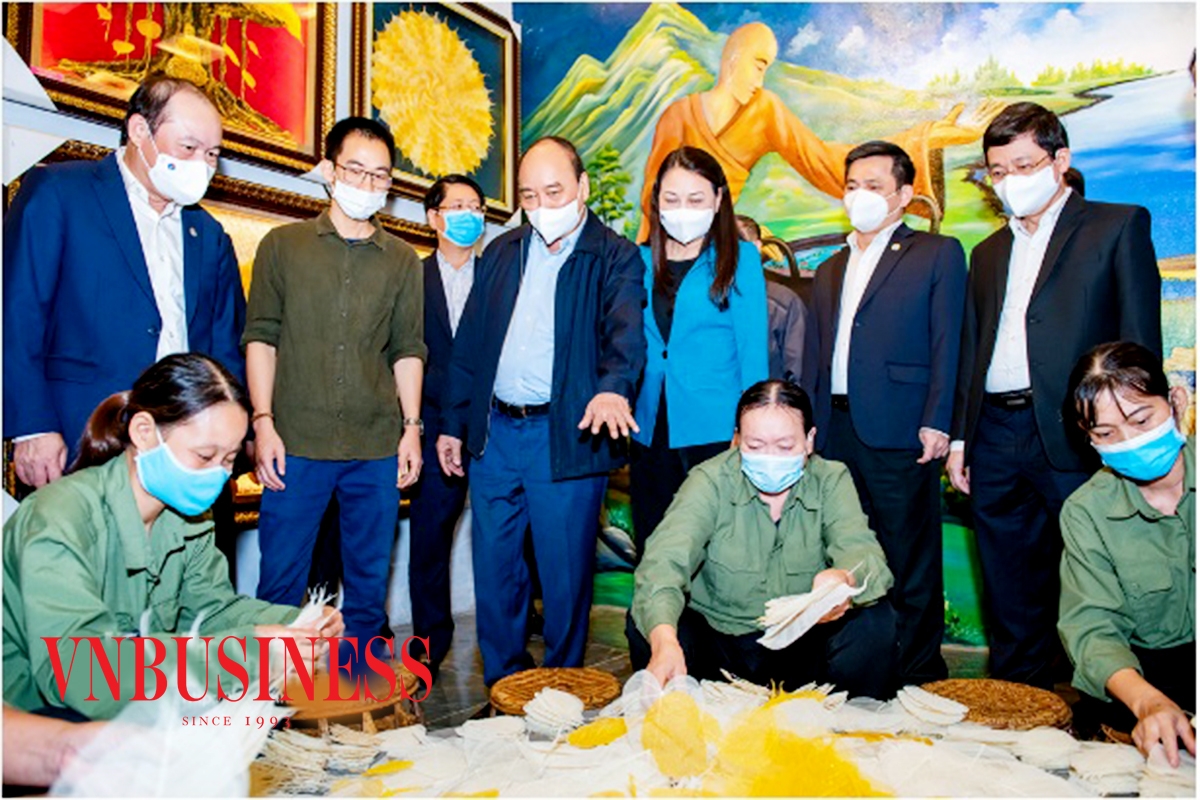 HTX rất cần sự đồng hành của cơ quan quản lý. Trong ảnh: Chủ tịch nước Nguyễn Xuân Phúc thăm HTX Sinh Dược sáng ngày 2/11/2021.