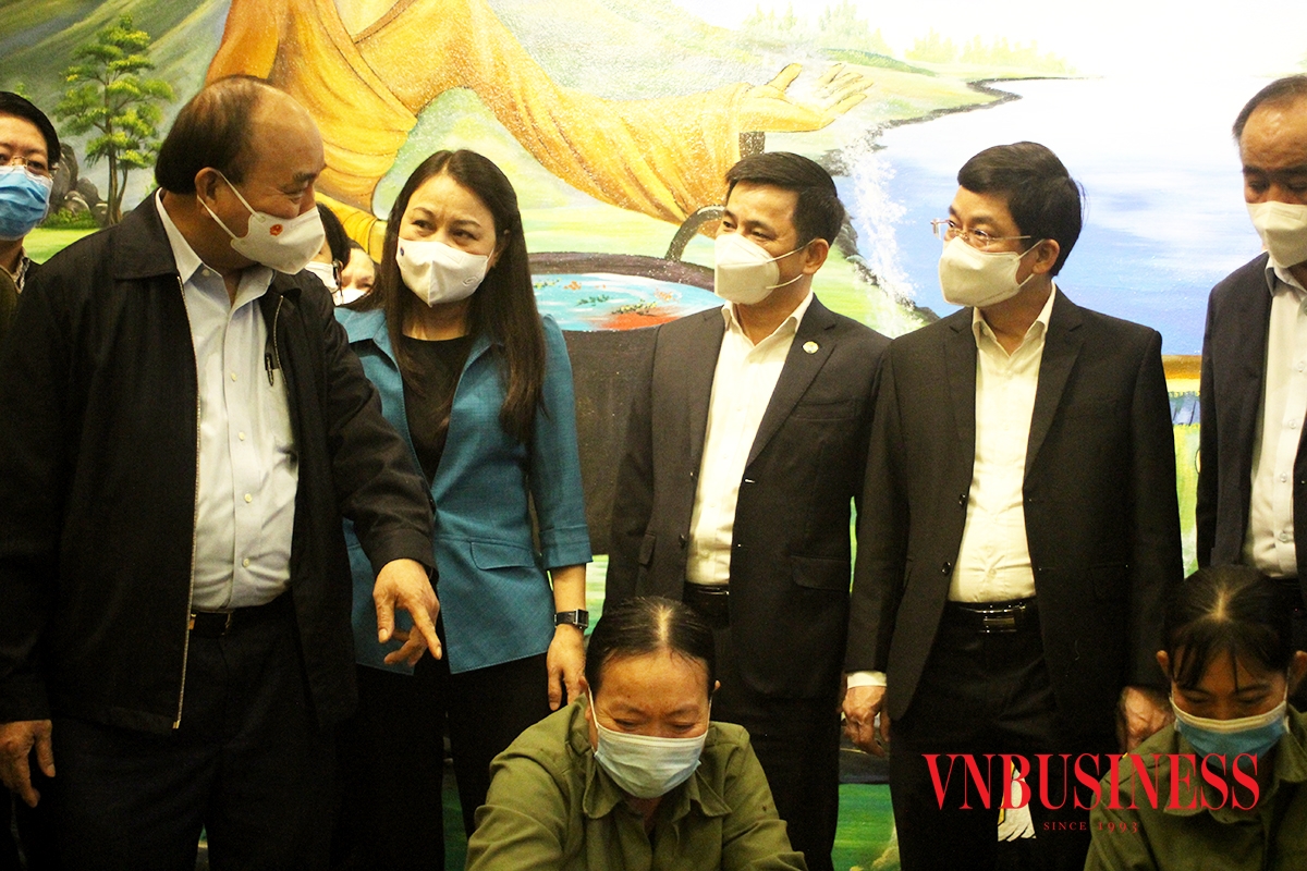 Chủ tịch nước thăm thực tế, hỏi thăm đời sống người lao động HTX Sinh Dược Ninh Bình.