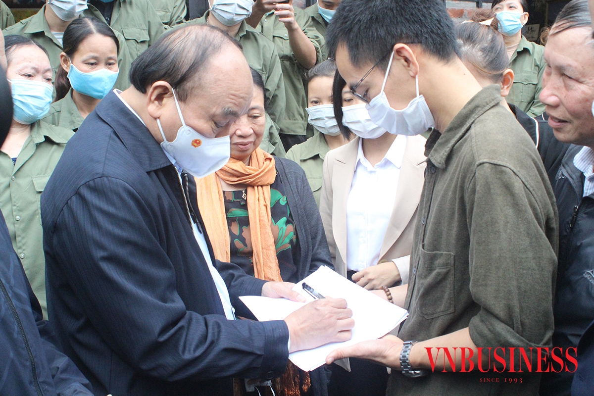 Chủ tịch nước để lại lời căn dặn cho Giám đốc HTX Sinh Dược Vũ Trung Đức.