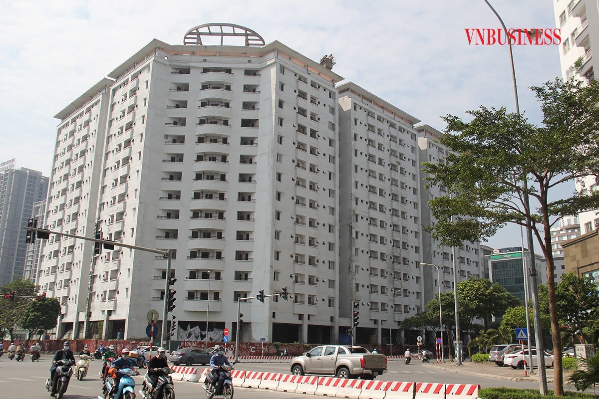 Dự án nhà TĐC N01-D17 Duy Tân (phường Dịch Vọng Hậu, quận Cầu Giấy) thi công 10 năm nhưng chưa hoàn thiện gây lãng phí và bức xúc dư luận.