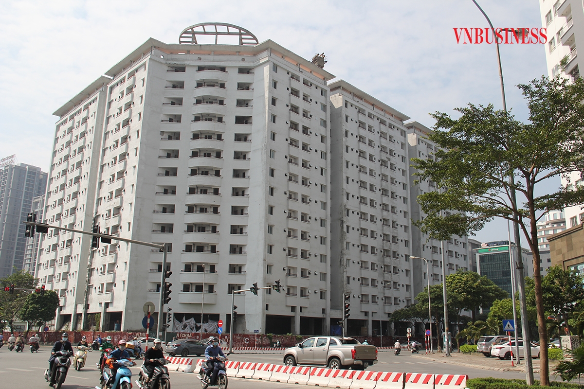 Dự án nhà TĐC N01-D17 Duy Tân (phường Dịch Vọng Hậu, quận Cầu Giấy) thi công 10 năm nhưng chưa hoàn thiện gây lãng phí và bức xúc dư luận.