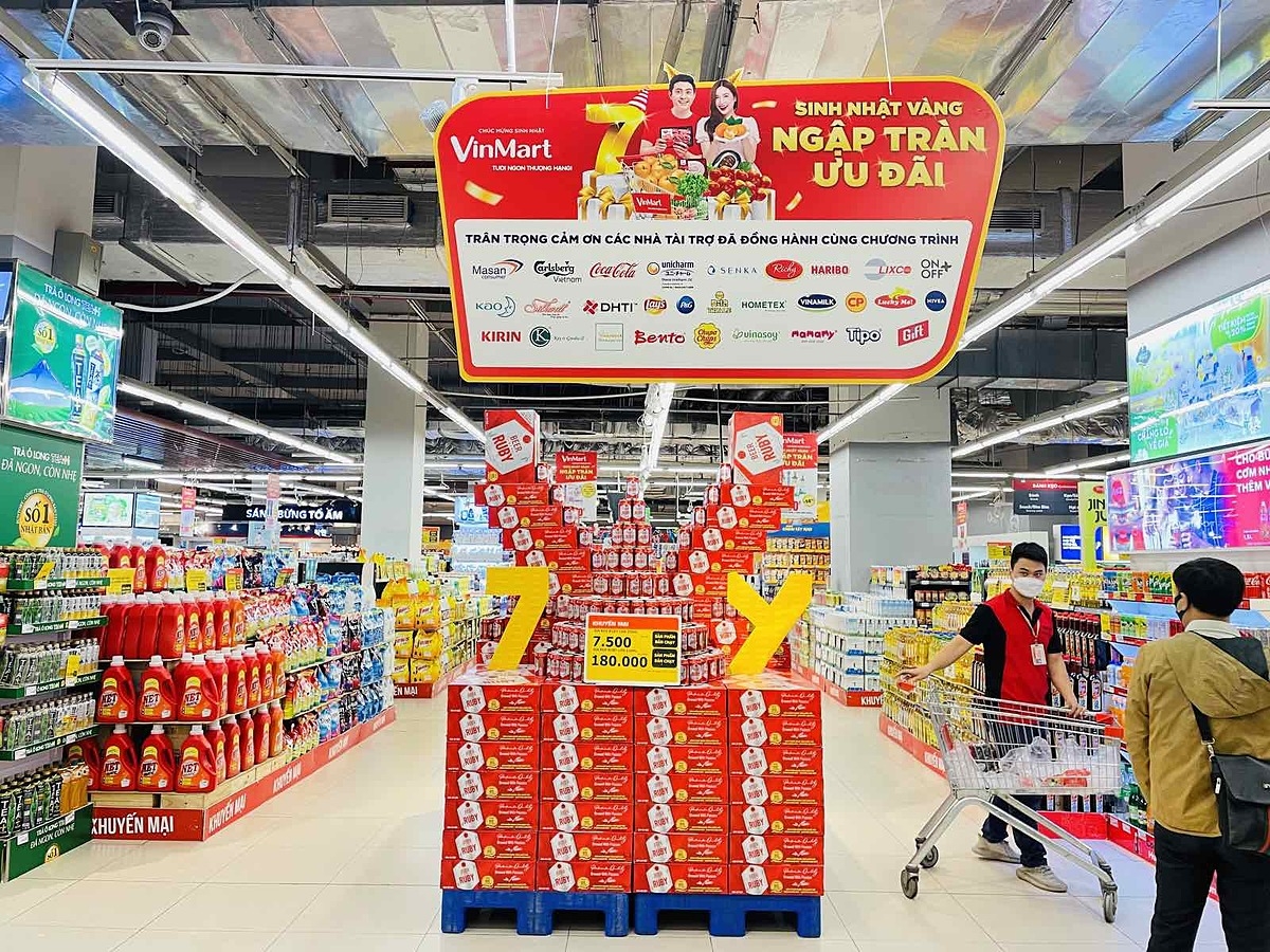 Kích cầu mua sắm dịp cuối năm, VinMart/VinMart “tung” khuyến mại lớn nhân dịp sinh nhật.