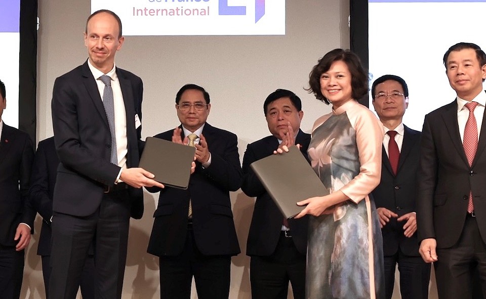 VinFast và EDF ký kết biên bản ghi nhớ hợp tác lắp đặt trạm sạc điện tại Pháp