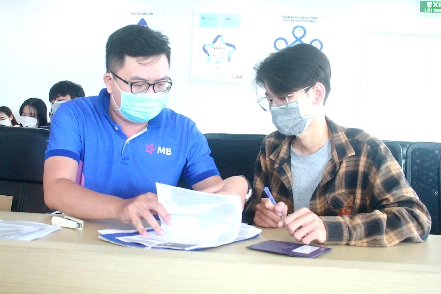 Các chuyên gia cảnh báo việc đẩy mạnh phát hành thẻ tín dụng cho đối tượng học sinh sẽ có nguy cơ gia tăng nợ xấu cho ngân hàng.