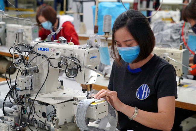 Điều kiện hỗ trợ là người sử dụng lao động đã đóng đủ bảo hiểm xã hội.