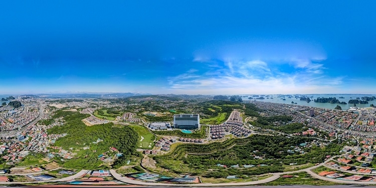 Đánh giá cao về vị trí biệt lập trên đồi Văn Nghệ và tầm nhìn thu trọn khung cảnh vịnh Hạ Long cũng như thành phố, chị Minh Trang cho rằng đây là lợi thế đắt giá của FLC Grand Villa Halong khi mang đến cho gia chủ không gian sống nghỉ dưỡng riêng tư, đẳng cấp khác biệt mà không phải dự án nào cũng có.