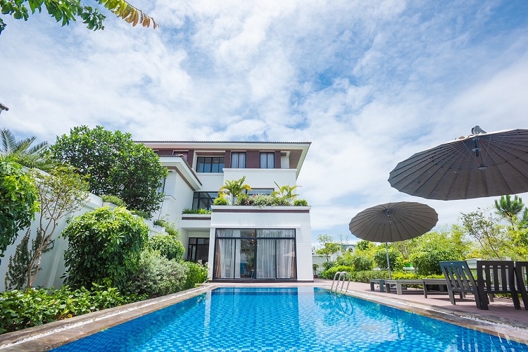 FLC Grand Villa Halong được kiến tạo theo phong cách Địa Trung Hải phóng khoáng và lãng mạn. Thiết kế biệt thự linh hoạt theo diện tích 300 – gần 1.000m2, điểm nhấn là các ô cửa dùng hệ kính lớn mang đến tầm nhìn không giới hạn. 100% biệt thự sở hữu bể bơi riêng.