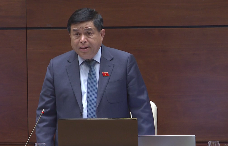 Bộ trưởng Bộ KH&ĐT Nguyễn Chí Dũng trả lời chất vấn của các đại biểu Quốc hội.