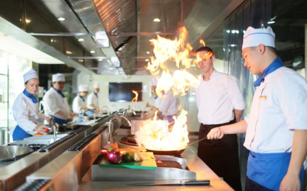 Nâng cao trình độ đào tạo là nền tảng để đầu bếp Việt Nam cạnh tranh với đầu bếp quốc tế trong các nhà hàng cao cấp.