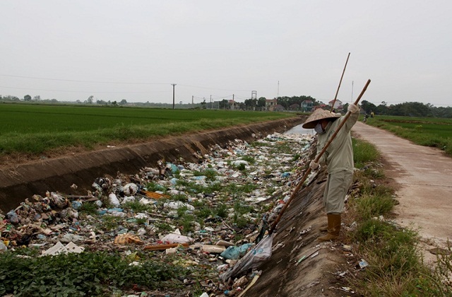 Nhiều địa phương trên địa bàn huyện Vĩnh Tường thiếu các bãi rác tập trung, bãi rác công cộng, không quy định chỗ tập trung rác.