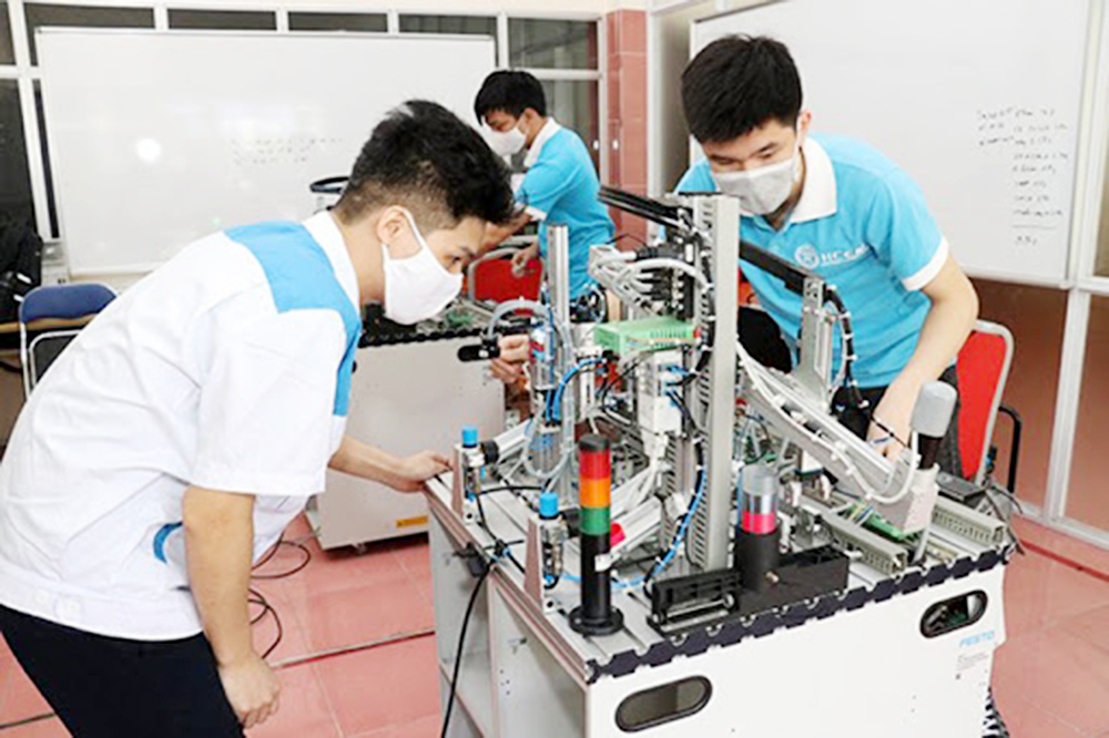 Cần sự liên kết chặt chẽ giữa trường nghề và doanh nghiệp để nâng cao hiệu quả đào tạo nghề.