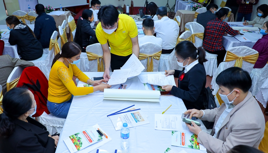 Các học viên đang trao đổi tại “Khoá đào tạo kỹ năng kinh doanh trên nền tảng số, phát triển Kinh tế tập thể và hợp tác xã” tại tỉnh Hoà Bình ngày 15/11/2021.