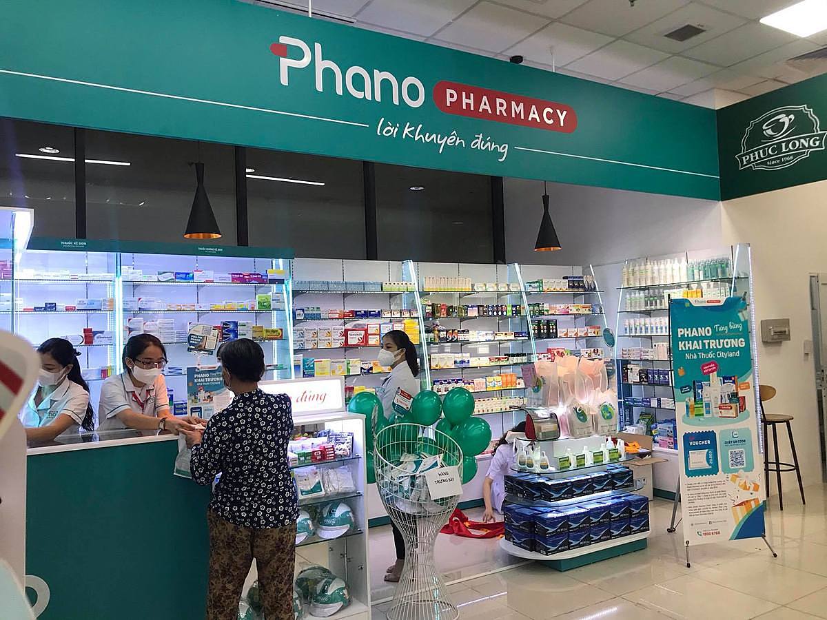 Khu vực Phano Mart có dược sĩ phụ trách bán hàng, cung cấp các sản phẩm thuốc, thực phẩm chức năng đa dạng như các hiệu thuốc thông thường.
