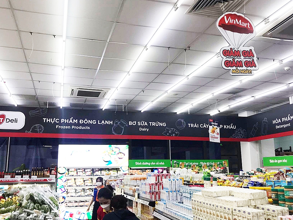 Khu vực VinMart bày bán đầy đủ thực phẩm tươi sống, nhu yếu phẩm, sản phẩm chăm sóc cá nhân và gia đình cùng nhiều hàng hóa khác.