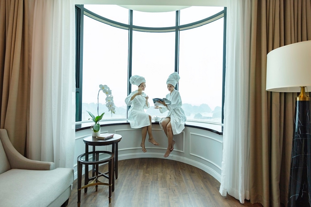 Sau thời gian dài giãn cách, một kỳ nghỉ trong căn phòng view trọn vịnh Hạ Long giúp du khách nạp lại năng lượng. Ảnh: FLC Hạ Long