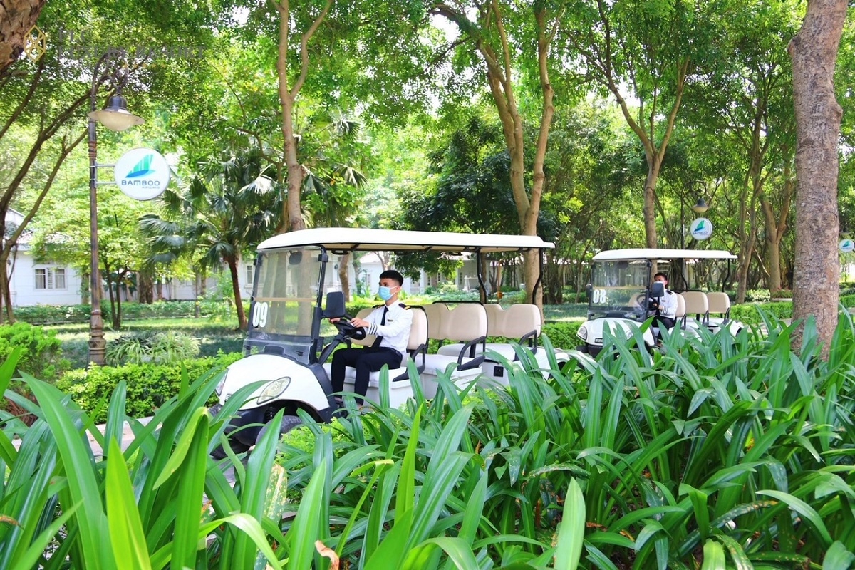 Nhân viên khu nghỉ dưỡng được tập huấn để đón khách an toàn theo tiêu chuẩn 5K. Ảnh: FLC Vĩnh Phúc.