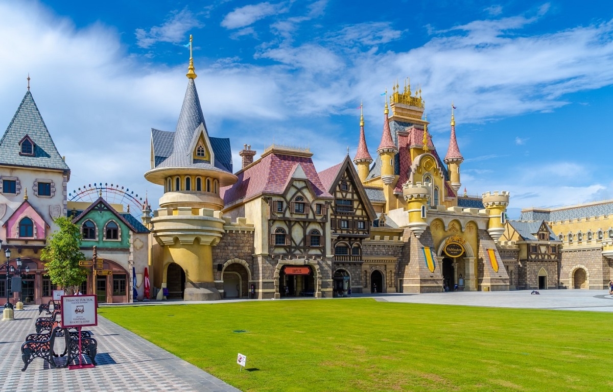 VinWonders toạ lạc ngay tâm điểm cửa ngõ sầm uất dẫn vào công viên chủ đề lớn nhất Việt Nam VinWonders Phú Quốc.