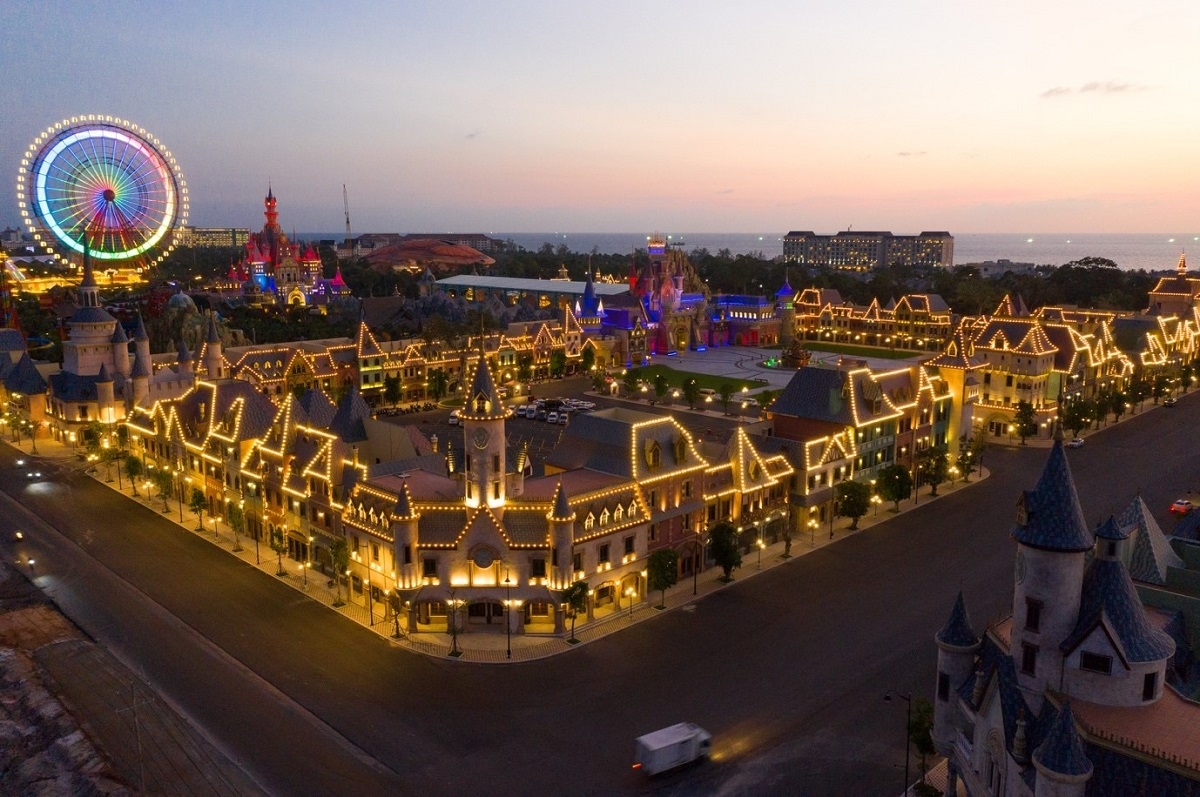 VinWonders mang vẻ đẹp vừa hiện đại vừa cổ kính.