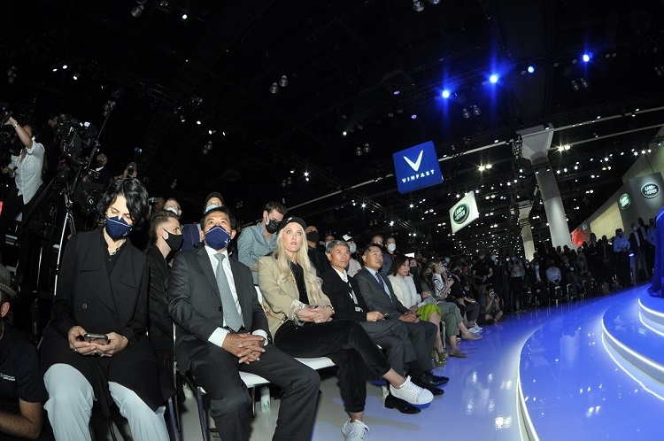 Nhiều gương mặt quen thuộc với giới ô tô và giải trí toàn cầu, đặc biệt là “nữ hoàng review xe sang” Supercar Blondie, “thánh Youtuber” Nas Daily… hiện diện ngay tại hàng ghế đầu tiên để chờ đón thời khắc quan trọng bậc nhất tại triển lãm năm nay.